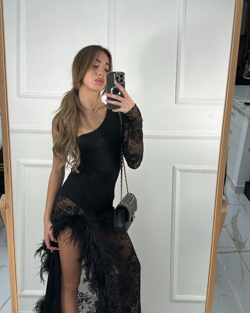 Abito monospalla con piume