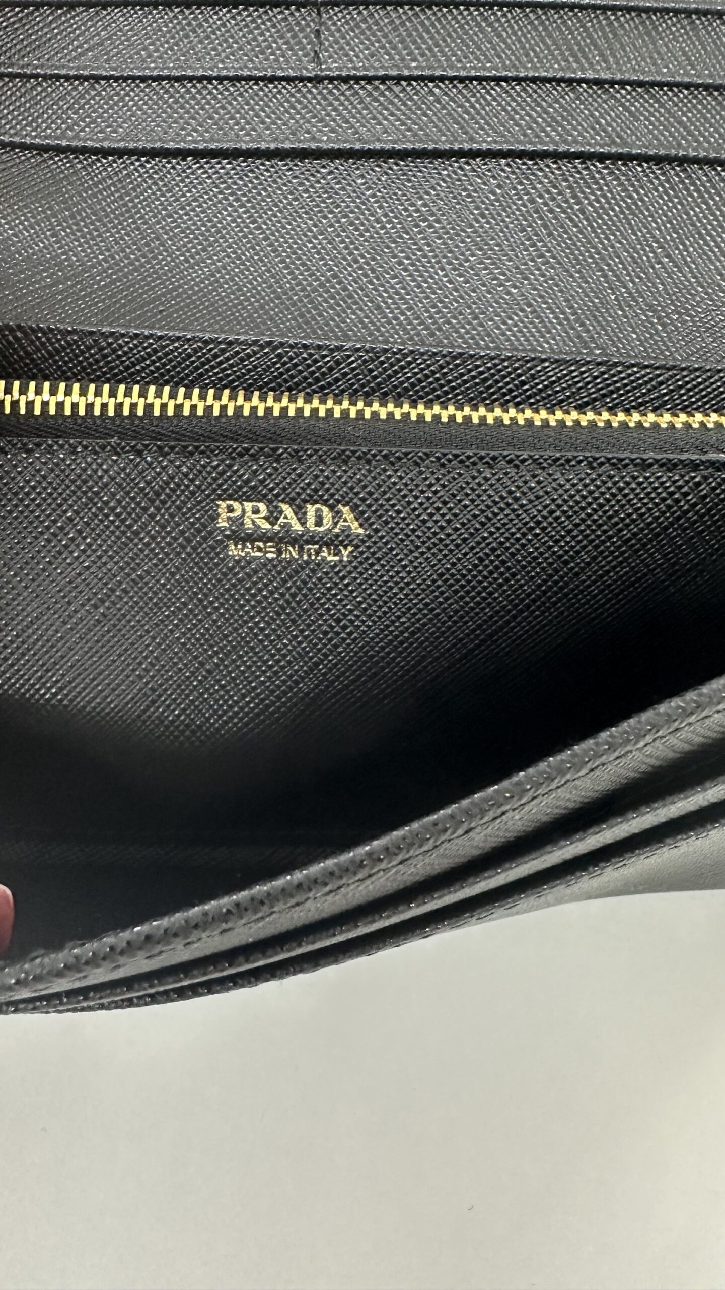 Portafoglio grande Prada in saffiano - immagine 4